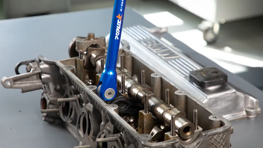 Indexable pry bar sets improve crowbar utility - Poplock-FU
